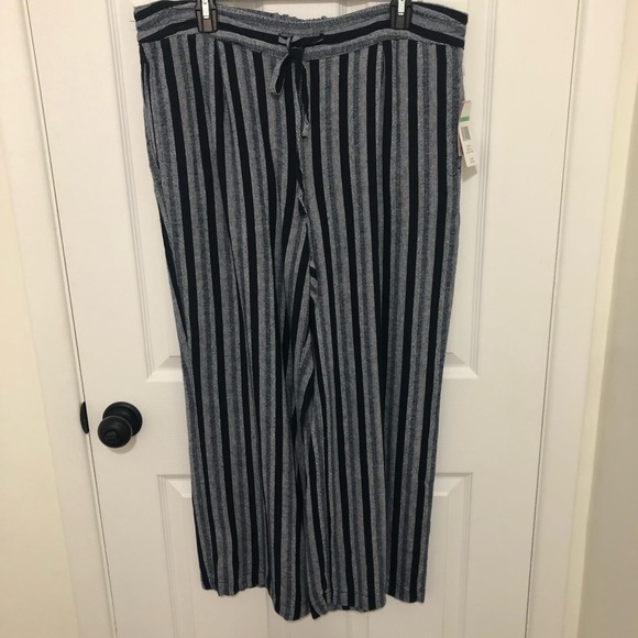 Per Se Women's Navy Ivory Vertical Striped Linen Pull on Capris Side Pockets - Picture 4 of 8